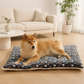 chien allonge sur tapis pour chien bleu marine
