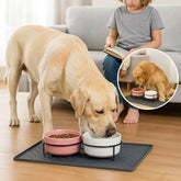 chien-mangeant-dans-gamelle-pose-sur-tapis gamelle-antiderapant-pour-chien