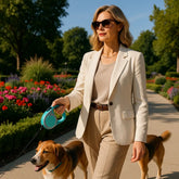 femme promenade avec chiens tenus avec laisse pour chien