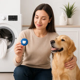 femme tenant boule anti poils a cote machine a laver