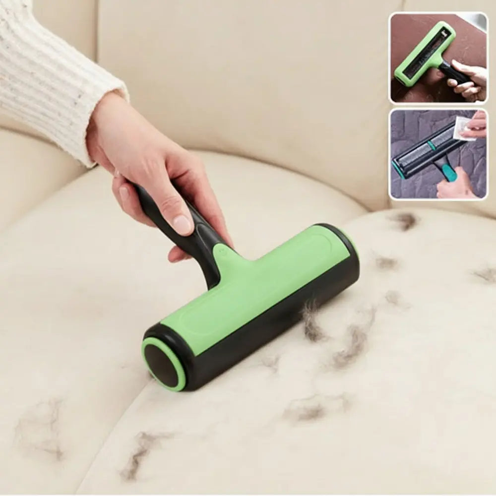 brosse anti poil chien en action sur sofa