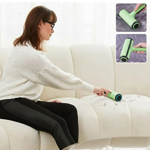 brosse anti poil chien verte en action sur sofa