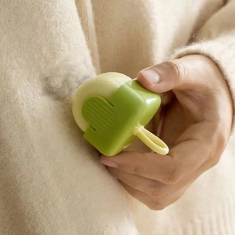 brosse anti poil en action sur pull
