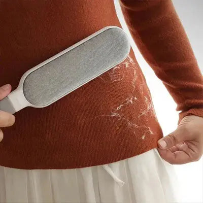brosse anti poil retirant poils de chien sur pull