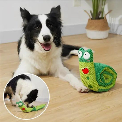 chien avec peluche pour chien escargot dans maison