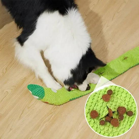 chien mangeant friandises dans peluche pour chien escargot