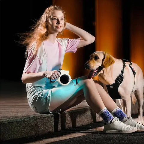 femme assise avec chien tenu en laisse pour chien avec lampe integree