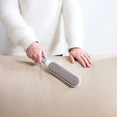 personne utilisant brosse anti poil