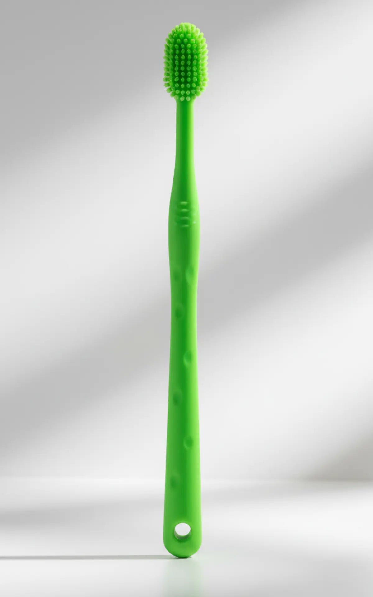 photo professionnelle brosse a dent chien vert